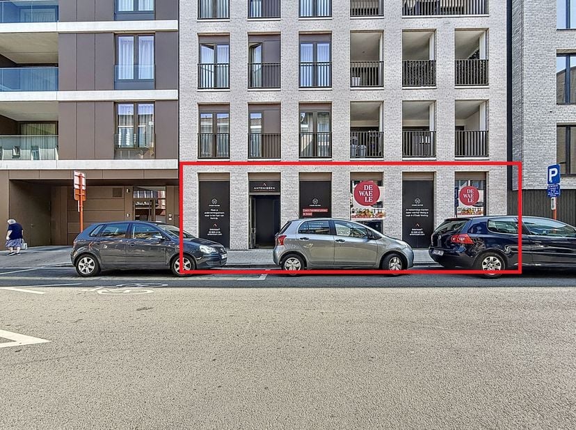 Espace commercial récemment construit d'environ 154 m² à vendre dans le nouveau projet D'Oude Vesting.<br />
Dans le centre de Courtrai, à deux pas de