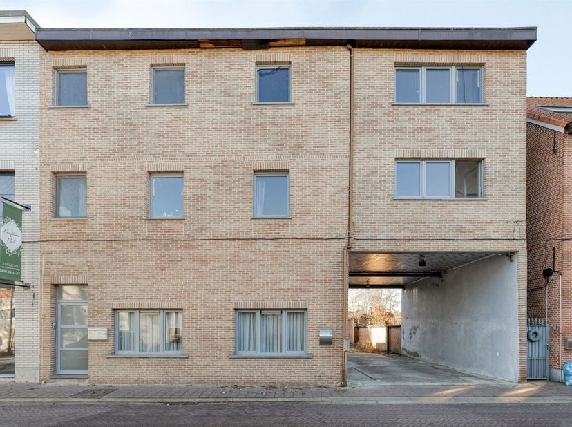 OPBRENGSTEIGENDOM OMVATTENDE 3 RUIME APPARTEMENTEN EN GARAGE - OPSLAGPLAATS.<br />
 Gelegen in het centrum van Ruisbroek vlakbij het station Sauvegar