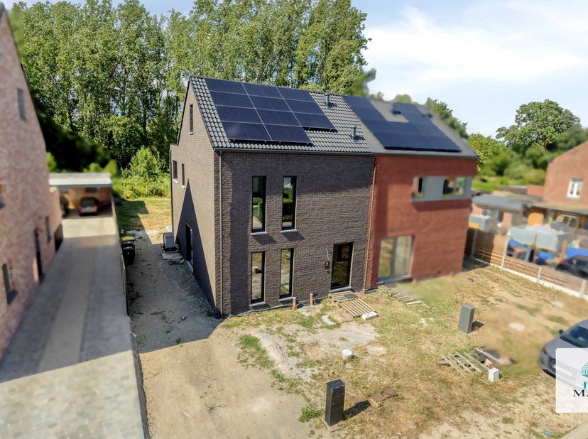 Welkom in deze stijlvolle halfopen BEN-woning, gelegen in de rustige Raamstraat in Begijnendijk. Deze energiezuinige nieuwbouwwoning, opgeleverd in 20