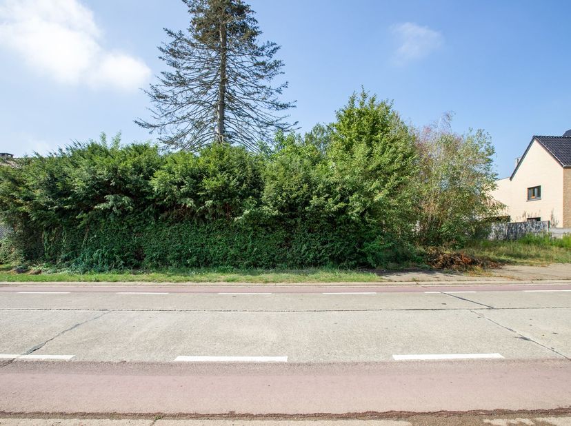 Situé au 169, avenue Saint-Georges à Herk-de-Stad, ce terrain à bâtir spacieux se prête à une construction ouverte ou à deux constructions semi-ouvert
