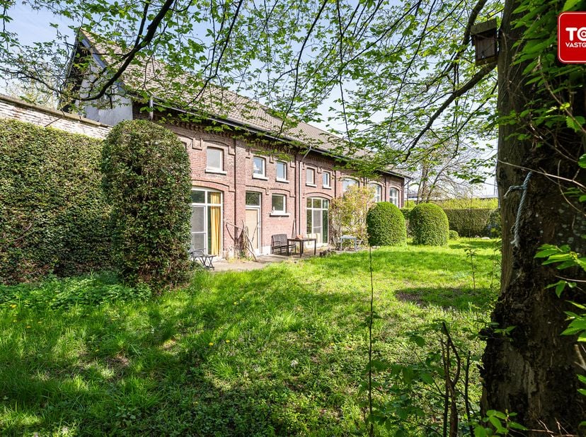 Oude orangerie met een ruim atelier en veelzijdige werkruimte.<br />
Dit karaktervolle pand op een ruim perceel van 1.365 m² biedt een uitzonderlijke