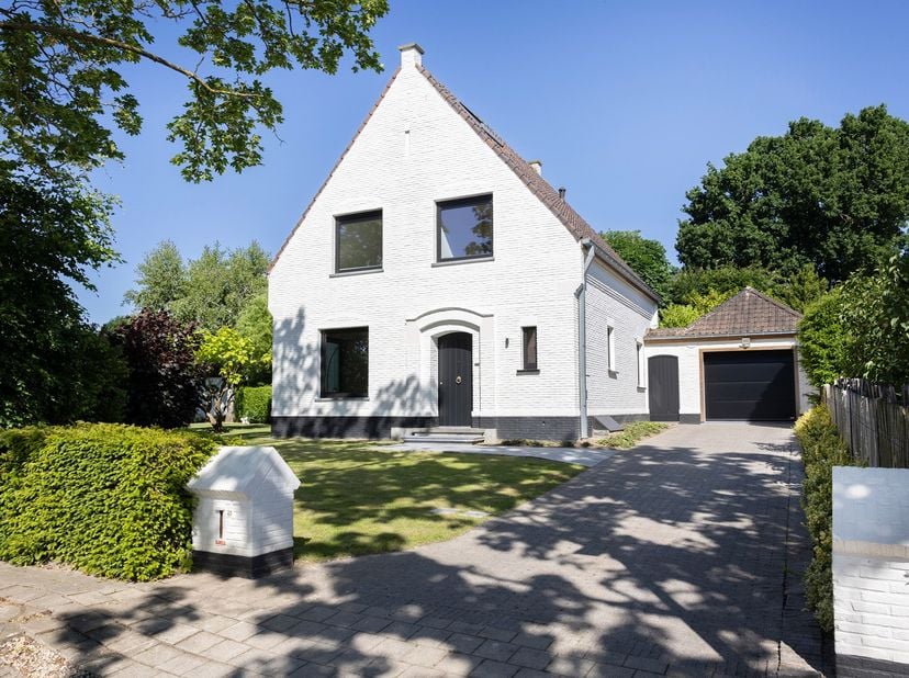 In www.roggeveld25.be (url kopiëren en plakken indien doorklikken niet lukt) in Kortrijk stellen we jou graag deze heel recent gerenoveerde woning voo