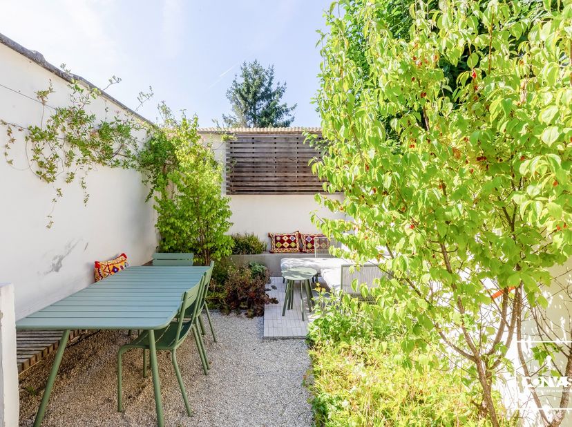 Deze zeer goed onderhouden woning is gunstig gelegen in een hippe straat nabij het centrum van Gent, met een vlotte verbinding naar fiets- en wandelpa