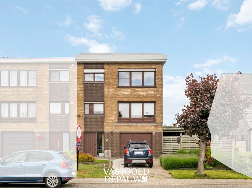 In een rustige straat in Oostkamp bevindt zich deze verzorgde bel-etagewoning met een praktische indeling en aangename buitenruimte. Op het gelijkvloe