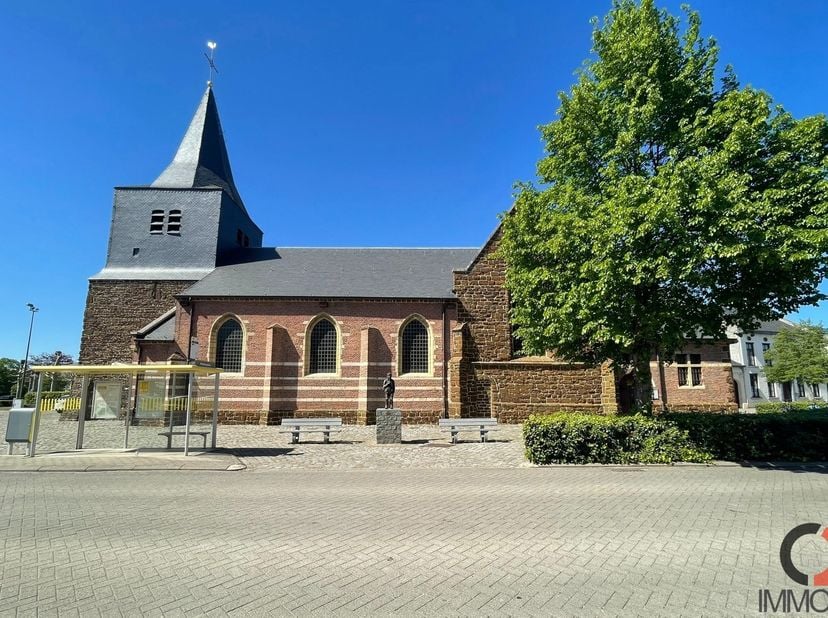 Gelijkvloers appartement met 2 slaapkamers en zonneterras gelegen in Oostham centrum.<br />
Het appartement is als volgt ingedeeld:<br />
+ Inkomhal<b