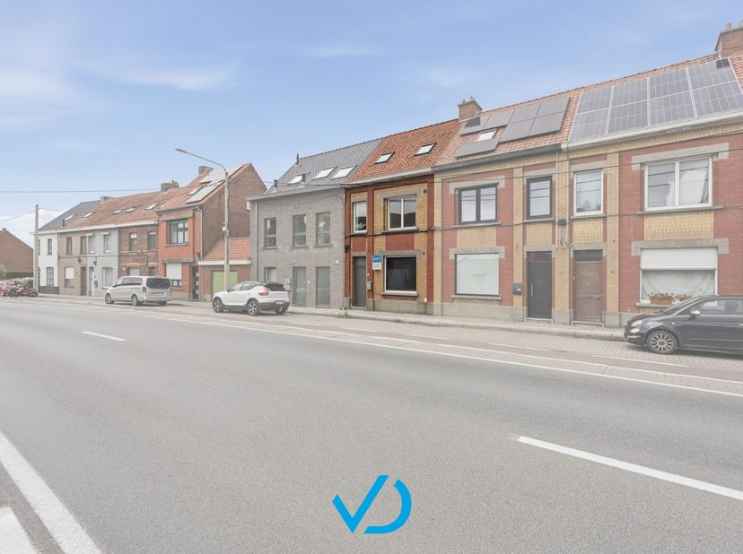 - BEZOEKMOMENT: 4/07/2026 -<br />
<br />
Bent u op zoek naar een instapklare woning waar u zonder zorgen kunt intrekken? Dan zal deze smaakvol gerenov