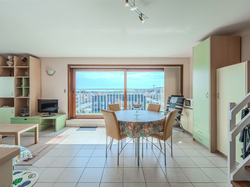 Bent u op zoek naar een verzorgde woning of een comfortabel vakantieverblijf? Deze gezellige en goed onderhouden woonst combineert een praktische inde