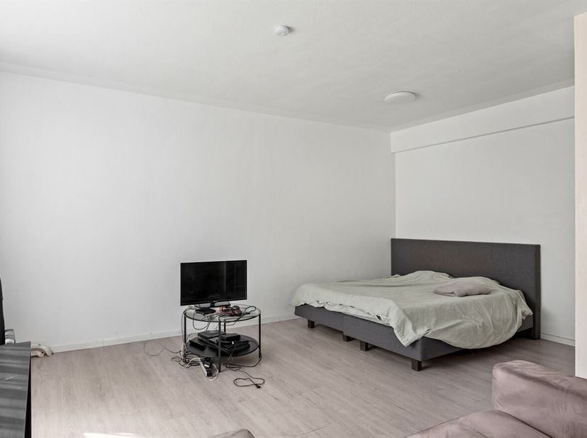 Ligging: Deze studio is ideaal gelegen aan de Helenalei 24, vlak bij het Stadspark en op wandelafstand van het Centraal Station. De buurt biedt vlotte