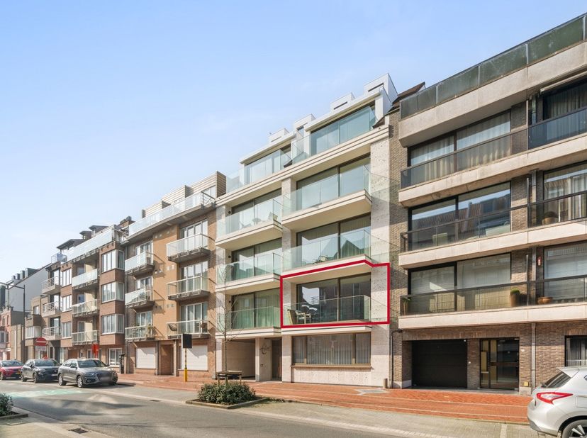 Knokke: Instapklaar appartement met ruim terras en 2 slaapkamers te koop op toplocatie in Knokke. Op een uitstekende ligging in de Paul Parmentierlaan