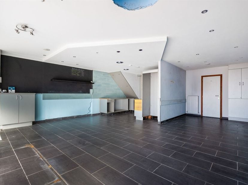 Gelijkvloers handelspand met woonst in Neeroeteren<br />
Ligging:<br />
De woning is gelegen in het centrum van Neeroeteren op Maaseikerlaan 13, op ee