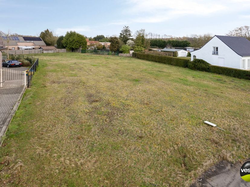 Deze ruime bouwgrond voor open bebouwing is gelegen in de Viartenstraat 30 in Zonhoven, een rustige en residentiële doodlopende straat. Dankzij het be