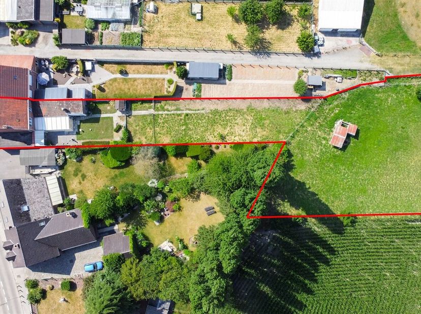 Vous recherchez un terrain semi-ouvert offrant de nombreuses possibilités ? Alors cette annonce est faite pour vous. Ce terrain vous offre pas moins d