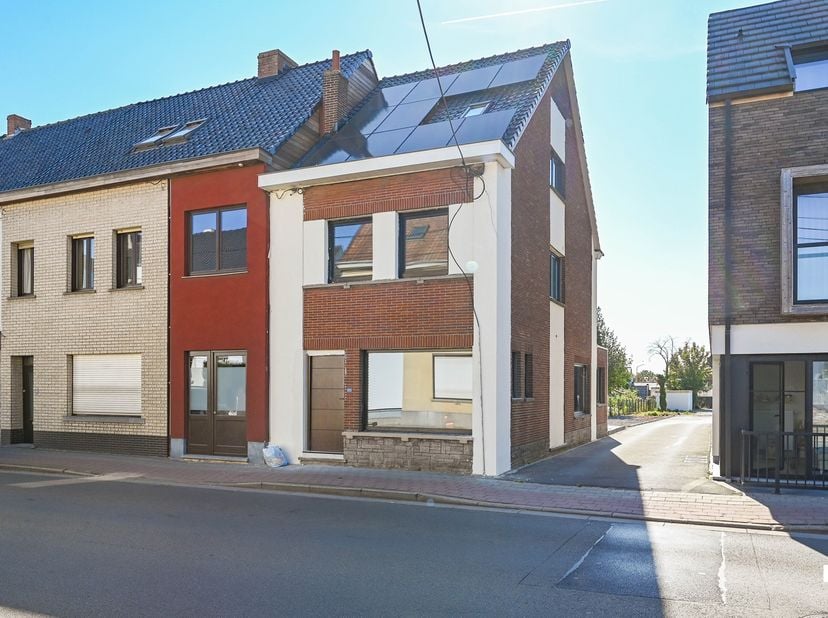 Deze instapklare, energiezuinige halfopen bebouwing werd in 2026 grondig gerenoveerd en biedt met een bewoonbare oppervlakte van 168m² (volgens EPC-at