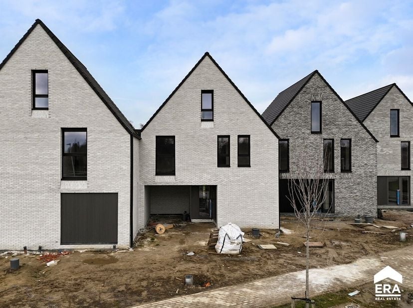 [[ DIT PAND NEEMT DEEL AAN DE ERA OPEN HUIZEN DAG OP 13/6 VAN 14:30 TOT 15:30 ]] Verrassend ruime nieuwbouwwoning met 4 slaapkamers, inpandige garage