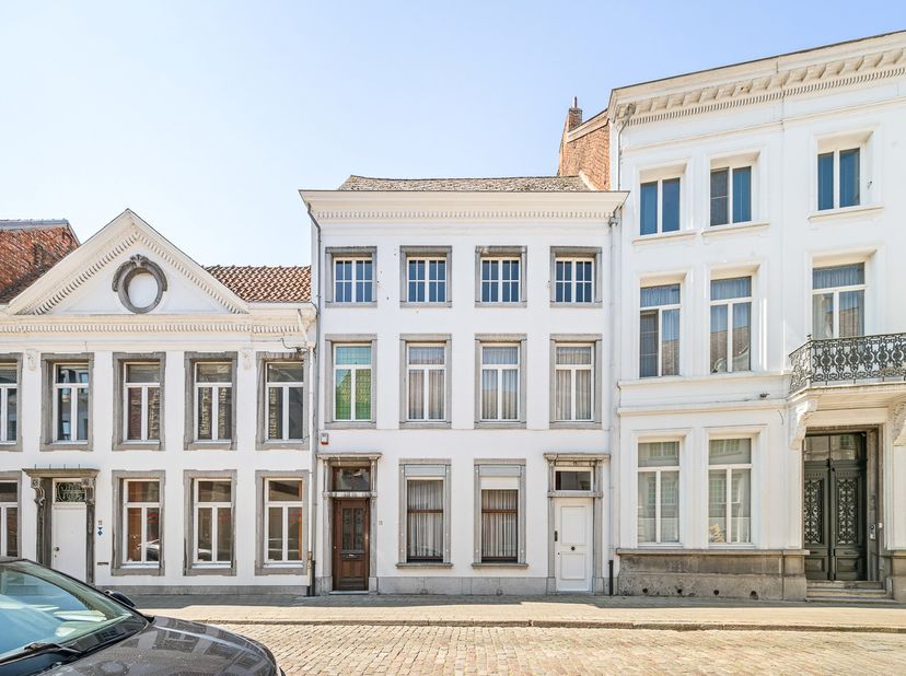 Achter deze statige gevel schuilt een uitzonderlijke herenwoning met een bewoonbare oppervlakte van maar liefst 546 m².  Authentieke elementen werden