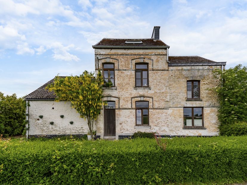 EasyHome vous propose cette opportunité située dans le village prisé de Haute Sarte, sur la commune de Huy, dans un environnement calme et verdoyant t