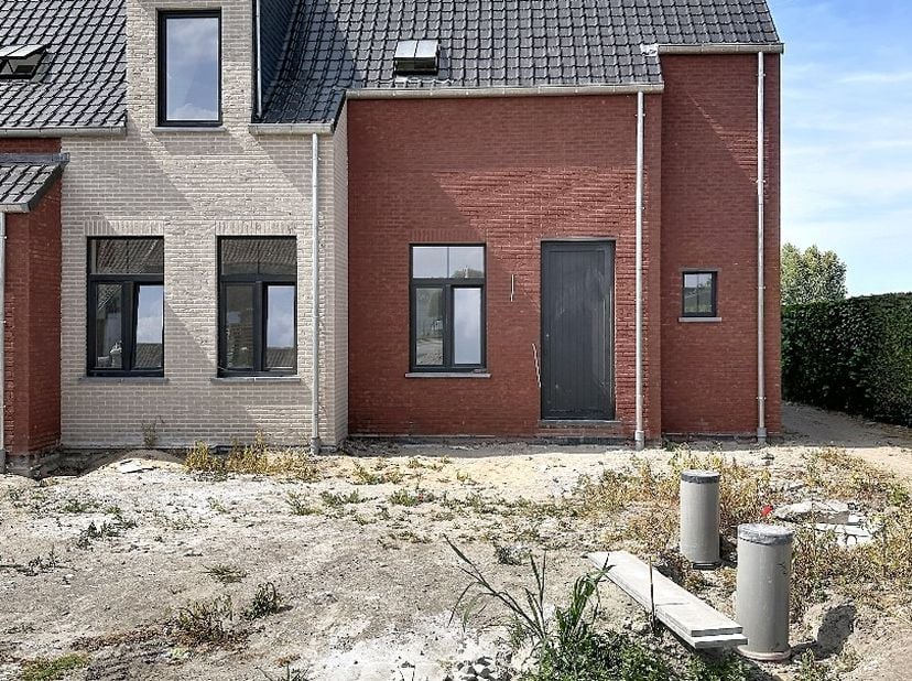 Deze nieuwbouwwoning bestaat uit: inkomhal - toilet - living - keuken - terras - tuin - wasplaats - berging - nachthal - 4 slaapkamers - badkamer - zo