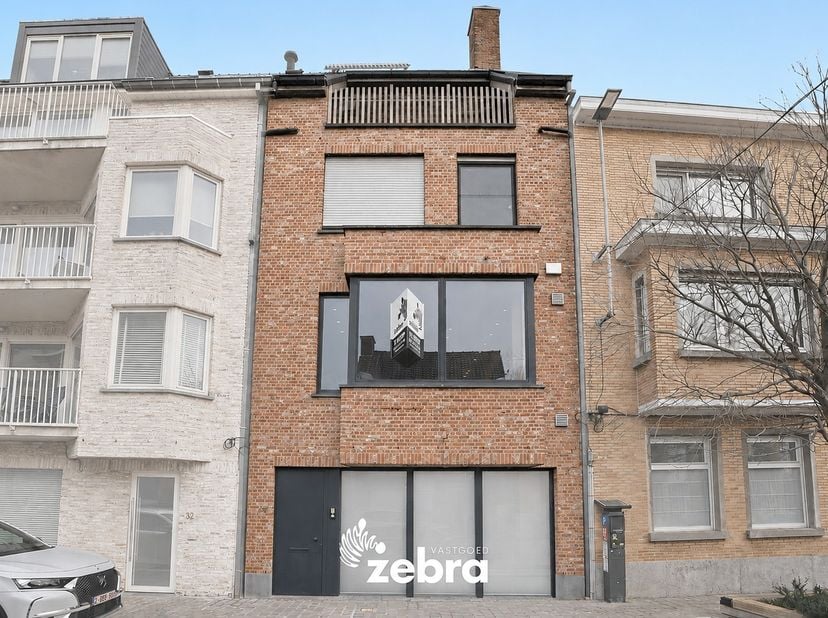 Welkom in deze unieke stadswoning waar ruimte, comfort en hoogwaardige afwerking samenkomen. De moderne woning werd gebouwd in 2013 en biedt maar lief
