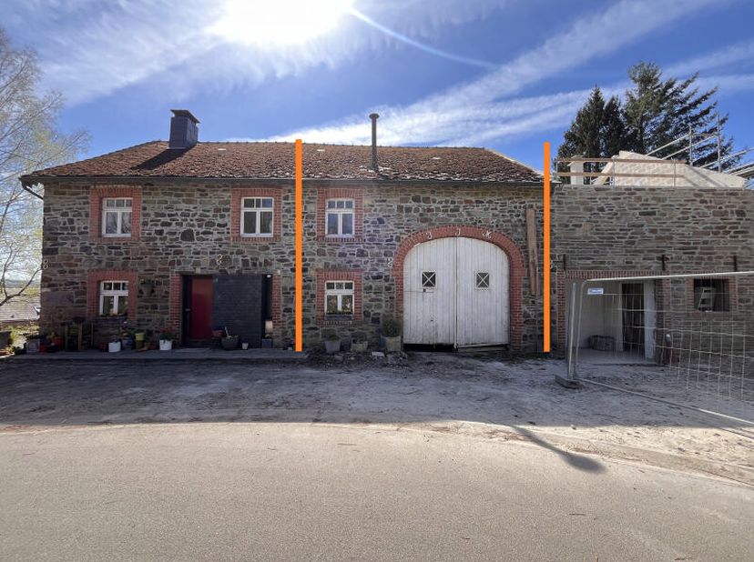 Grange à rénover entièrement (+/- 127m² d'après plans) située dans une belle rue calme sur les hauteurs de la commune de Malmedy. Au rez-de-chaussée v