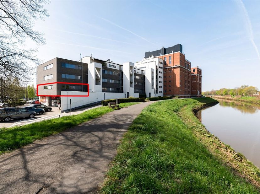 Openhuizendag op zaterdag 13 juni van 15u30 - 16u30<br />
Dit appartement bevindt zich op uitstekende locatie vlak naast de Nete en boven de Delhaize,