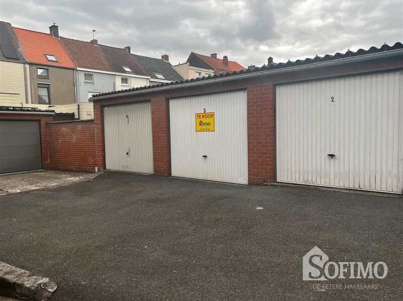 Verhuurde GARAGE (± 15,5 m²) in het centrum te Roeselare<br />
Inrit via de Adriaen Willaertstraat (zijstraat Hugo Verriestraat).<br />
Verhuurd aan 6