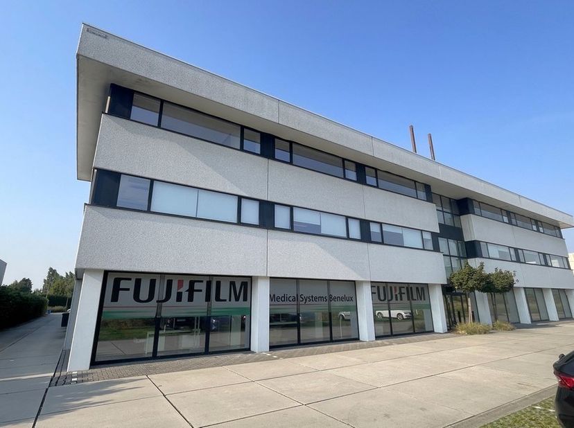 190m² de bureaux prêts à l'emploi au 2ème étage (extensible à 380m² de bureaux)<br />
Emplacement: emplacement visible le long de l'E17<br />
<br />
S