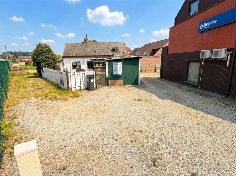 MAISON À RÉNOVER À SCHENDELBEKE<br />
Maison à rénover à vendre.<br />
La maison est agencée comme suit :<br />
REZ-DE-CHAUSSÉE :<br />
Jardin avant,