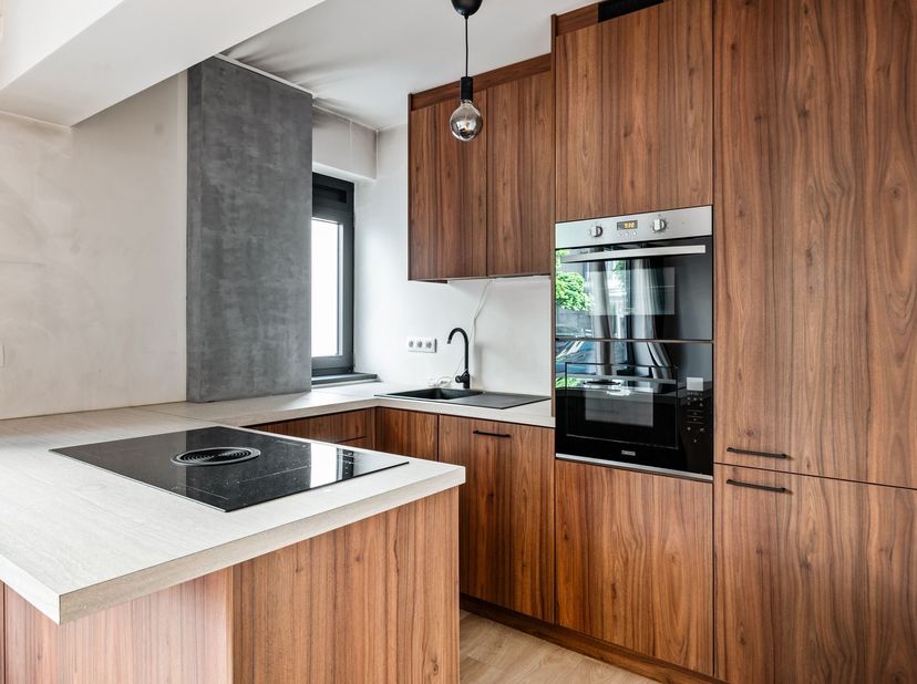 Ligging: Dit appartement is uitstekend gelegen aan de Velodroomstraat 15 in Berchem, vlak naast de prachtige Cogels-Osylei. U geniet hier van een cent