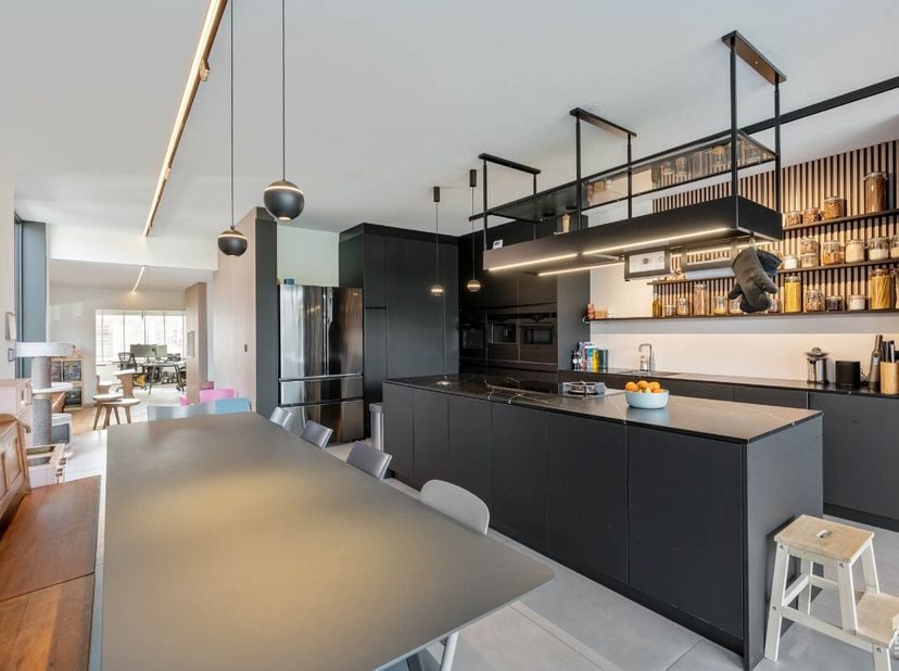 Uitzonderlijk doordacht gerenoveerde woning met topafwerking en EPC ADeze familiewoning onderging een totaalrenovatie van hoog niveau. Van de elegante