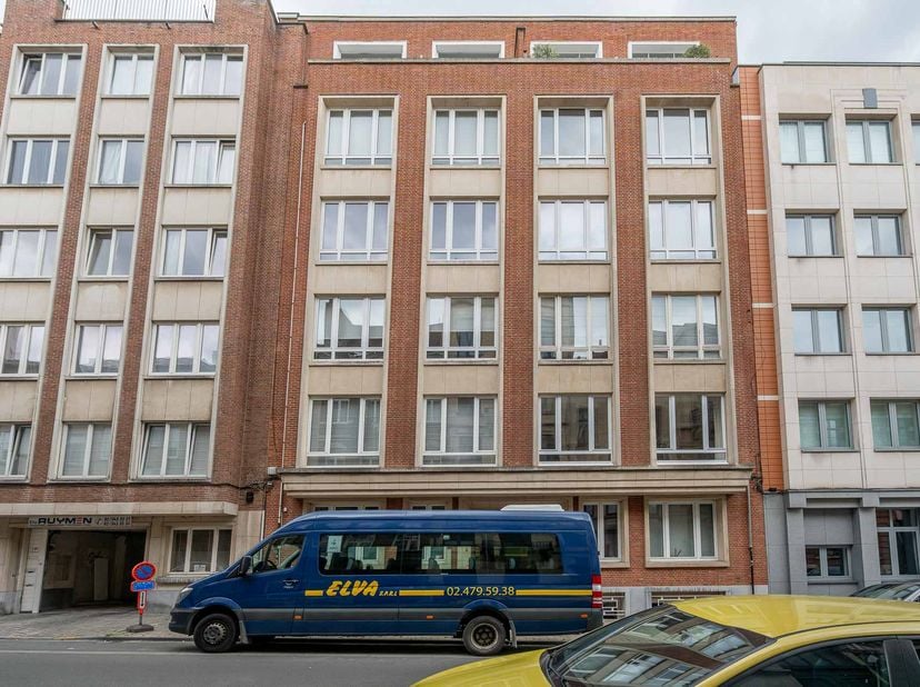 APPARTEMENT GELIJKVLOERS MET TUIN<br />
<br />
Te renoveren appartement omvattende een kamer met terras, een polyvalente ruimte, een living en eetzaal