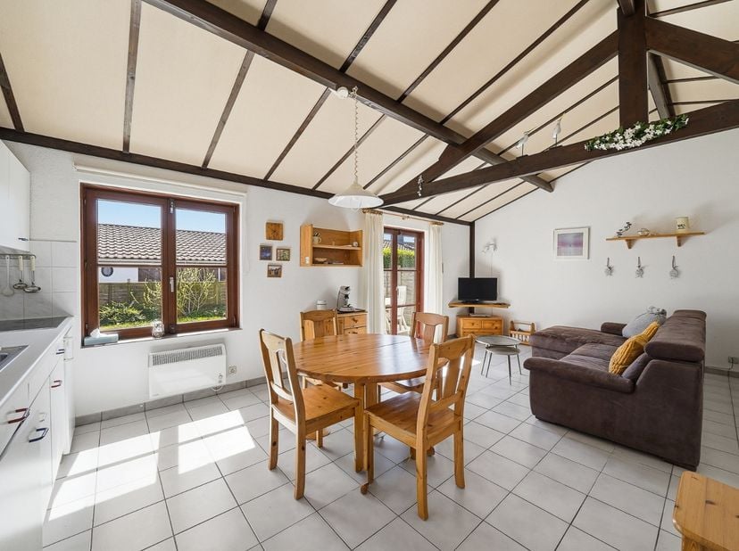 Instapklare en gemeubelde vakantiewoning gelegen in Zeepark Zeewind 1 te Bredene. De woning bevindt zich op minder dan 1 km van het strand en is omgev