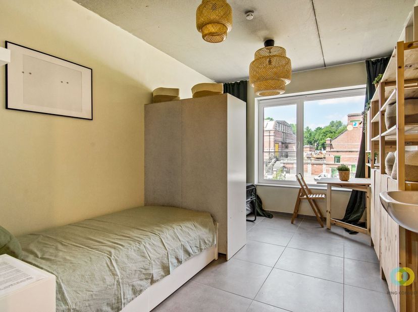 Moderne studentenkamer in nieuwbouwresidentie op topligging in Anderlecht, vlakbij Campus Kaai van de Erasmushogeschool Brussel. Deze kwalitatieve stu