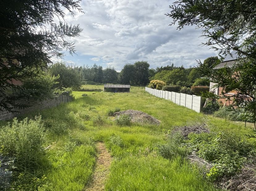 OBOURG, dans ce beau village, verdoyant et pratique, se trouve ce beau terrain à bâtir avec un permis pour une très belle villa 4 façades.Ce terrain e