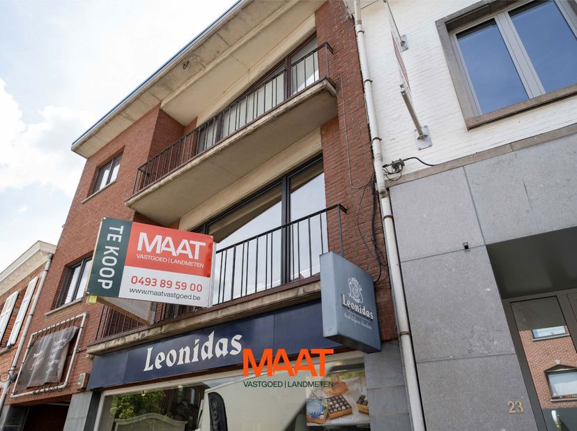 Bent u op zoek naar een ruim appartement op een centrale ligging? Dan is dit appartement op de eerste verdieping, gelegen in het hart van Nijlen, zeke
