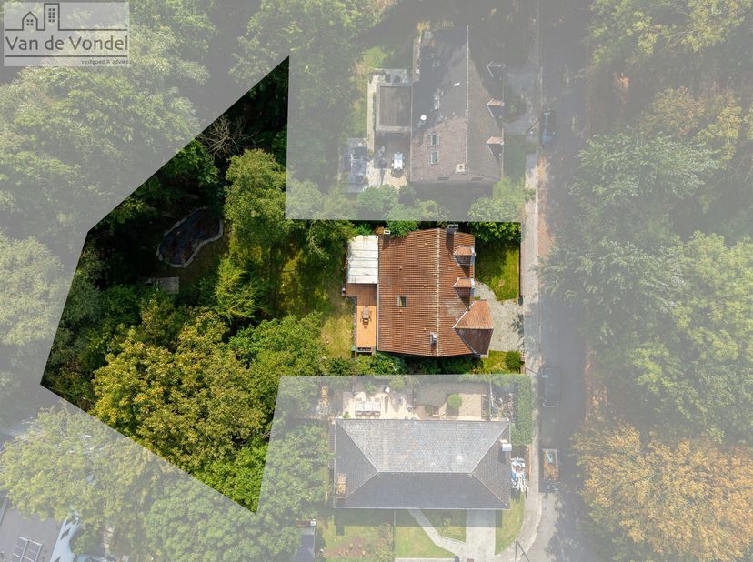 Bent u op zoek naar een statige villa, waar rust en ruimte centraal staan? <br />
Deze uniek gelegen villa bevindt zich in een doodlopende straat op e
