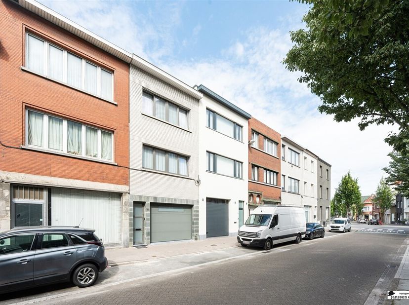 Bent u benieuwd naar de binnenkant van deze ruime woning in het centrum van Merksem, vlakbij alle voorzieningen?<br />
Plan dan snel uw bezichtiging i