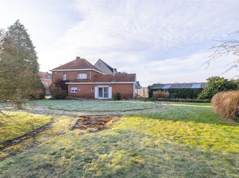 Te renoveren open bebouwing op ruim perceel van 1.742 m²<br />
Deze interessante eigendom biedt tal van mogelijkheden dankzij het ruime perceel en de