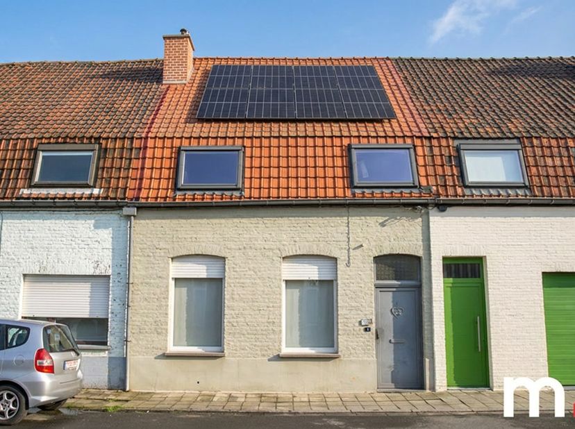 Bent u op zoek naar een woning met tal van mogelijkheden? Deze woning biedt alles wat u zoekt!<br />
Rustig gelegen gezinswoning in een doodlopende st