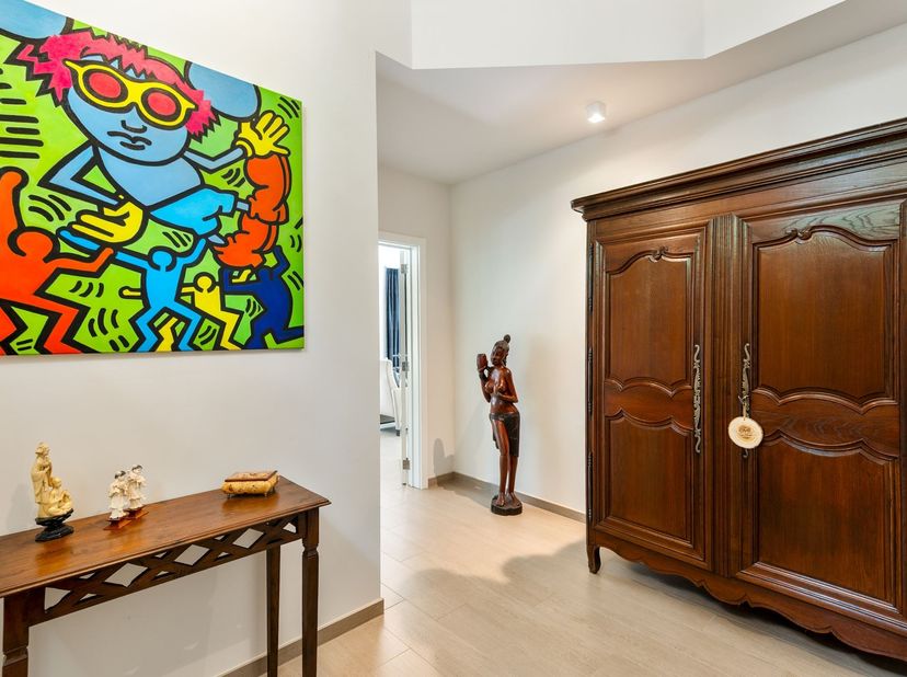 Op een aantrekkelijke locatie aan de Essensteenweg in Kapellen vinden we deze ruime en stijlvolle woning, gelegen op een mooi perceel en met een bijzo