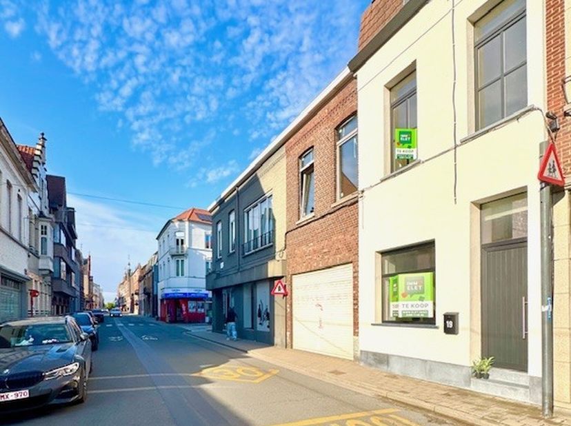 Grondig gerenoveerde woning te centrum Izegem. Gelegen nabij alles wat men nodig heeft aan winkels, voorzieningen, nachtwinkel, marktplein, zwembad, b