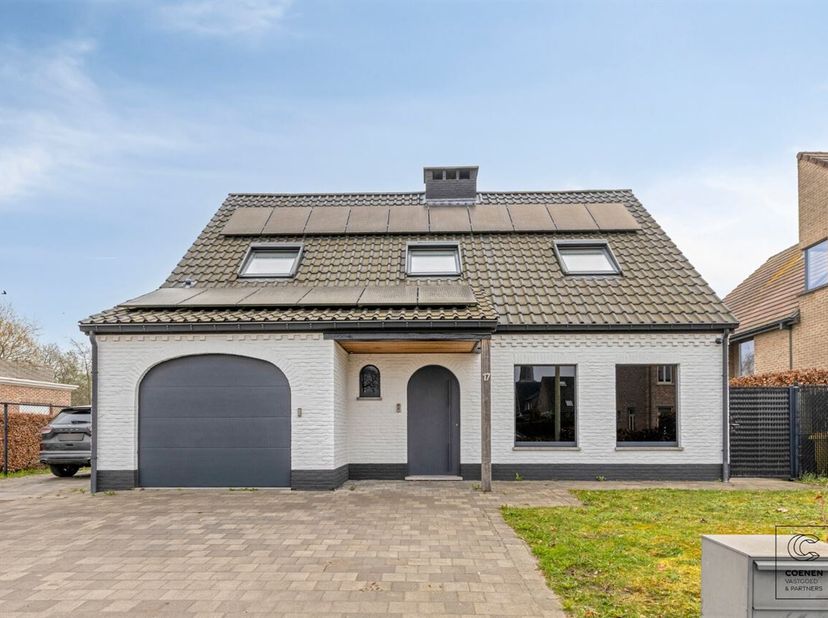 Belle maison prête à emménager, avec 4 à 5 chambres et une surface habitable de 226 m². Aménagement : rez-de-chaussée : hall d'entrée spacieux avec ar