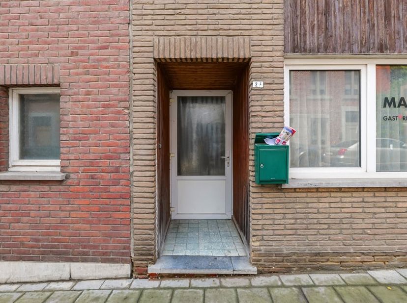 Vlakbij het gezellige stadscentrum van Sint-Truiden kunnen we dit te renoveren pand terugvinden in de Kazernestraat ter hoogte van nummer 2C.<br />
Gr