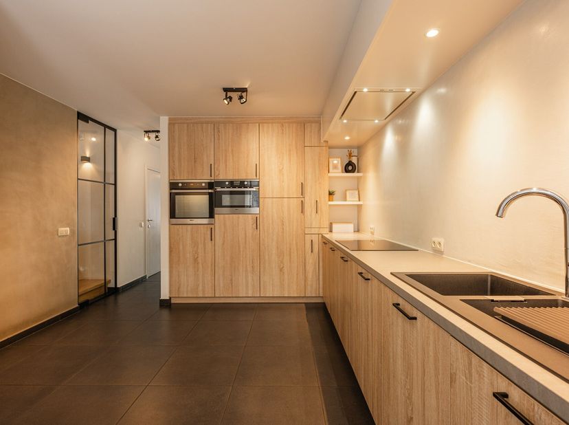 Deze trendy stadswoning van BJ 2014 is ingericht met oog voor detail.<br />
Via de inkomdeur heeft u toegang tot de ruime keuken (ingericht met oven,