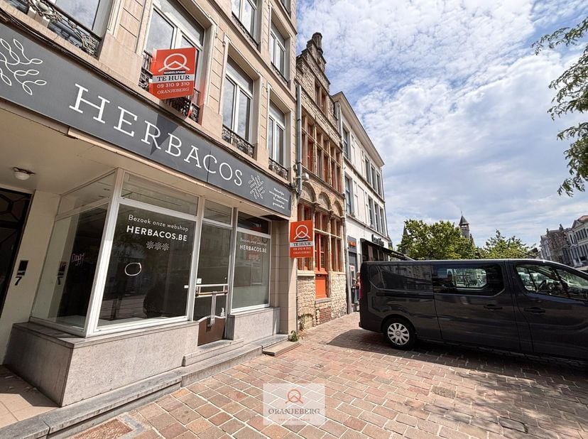 Aan de bruisende Vrijdagsmarkt/Langemunt, op één van de drukste passages in Gent,&amp;nbsp; bevindt zich dit veelzijdige handelspand met een uitstekende c