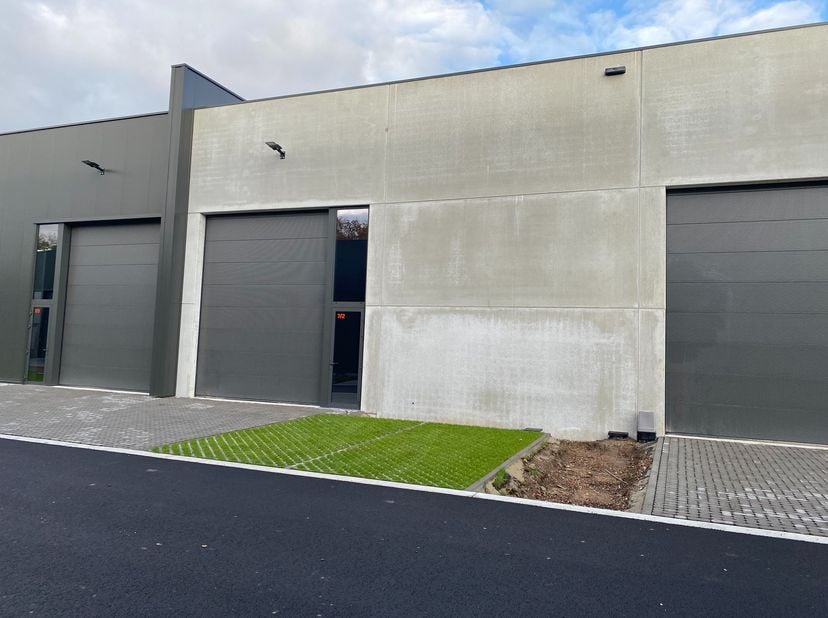 Deze loods van 361 m² is gelegen op een strategische ligging op de verbindingsweg AS -Genk met een snelle aansluiting met de E314.&amp;nbsp; Het adres van