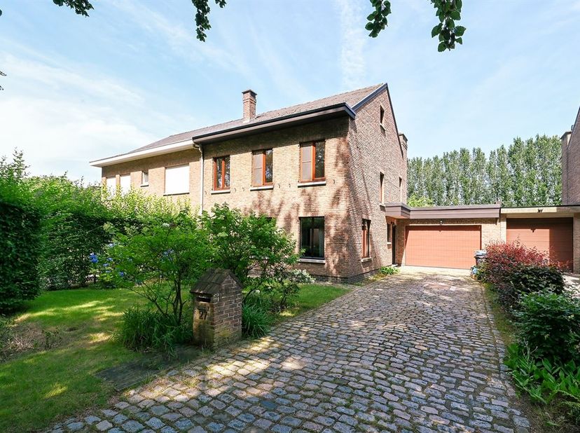 In de geliefde Emmalei in Brasschaat bevindt zich deze verzorgde gezinswoning met 3 slaapkamers, een ruime garage en een uitzonderlijk grote tuin. De