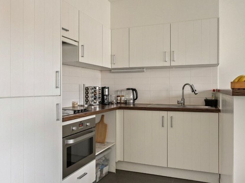Cet appartement de deux chambres, prêt à l'emploi, est situé au premier étage de la résidence Da Vinci. Cet appartement bénéficie d'une situation cent