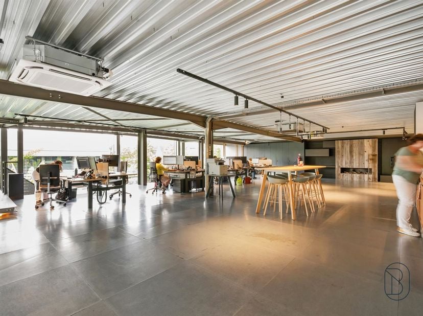 CHEF-D'ŒUVRE ARCHITECTURAL CONTEMPORAIN À OUDENAARDE<br />
<br />
Ce bâtiment remarquable situé à Audenarde représente une opportunité d'investissem