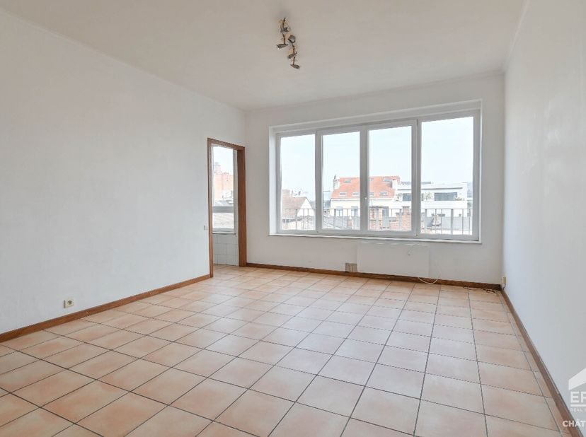 Gelegen in de wijk Fernand Cocq in Elsene, zal deze charmante studio van 35 m² (bruto PEB-oppervlakte) u bekoren door zijn lichtinval, rust (gelegen a