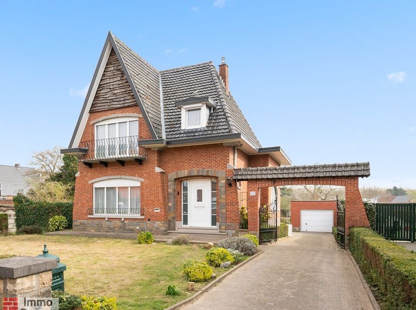 In de Kapitein Modest Cuypersstraat te Zichem bevindt zich deze karaktervolle, vrijstaande woning met oprit, garage en aangename tuin op een perceel v